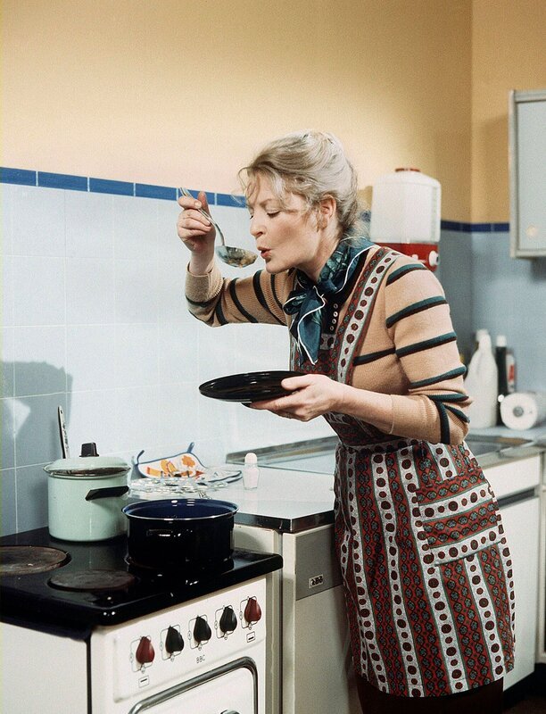 Else (Elisabeth Wiedemann) am heimischen Herd. – Bild: WDR