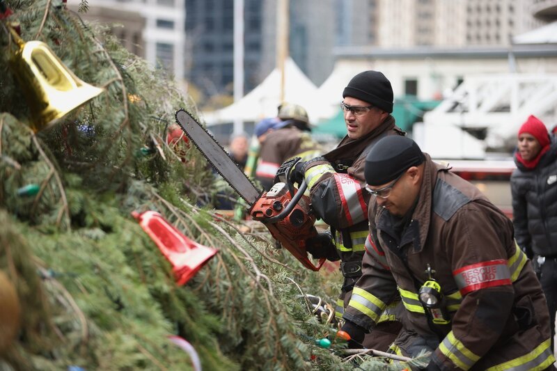 Ein umgestürzter Weihnachtsbaum wird zerlegt, l-r: Taylor Kinney als Kelly Severide, Joe Minoso als Joe Cruz – Bild: SRF