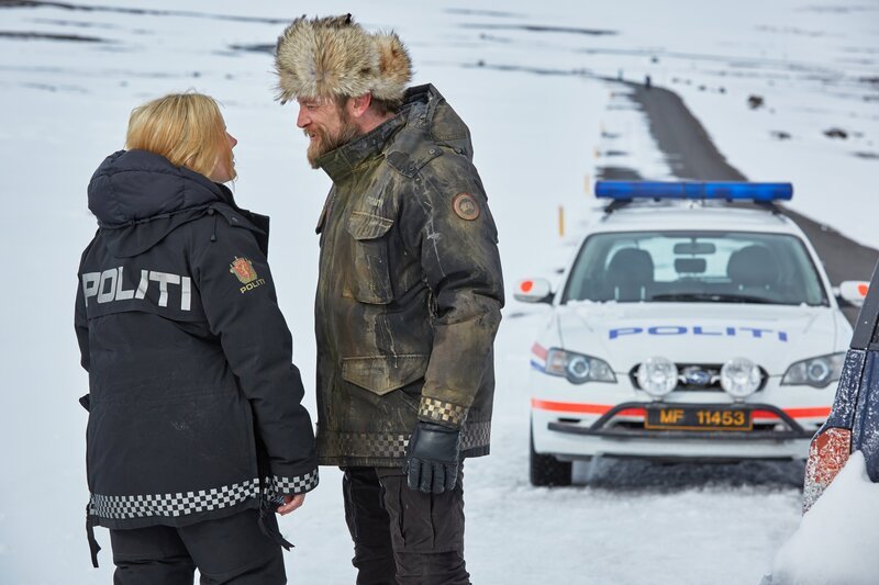 CHARACTER NAME /​ Cast Name: MICHAEL LENNOX (Dennis Quaid), HILDUR ODEGARD (Sofie Gråbøl). – Bild: Steffan Hill