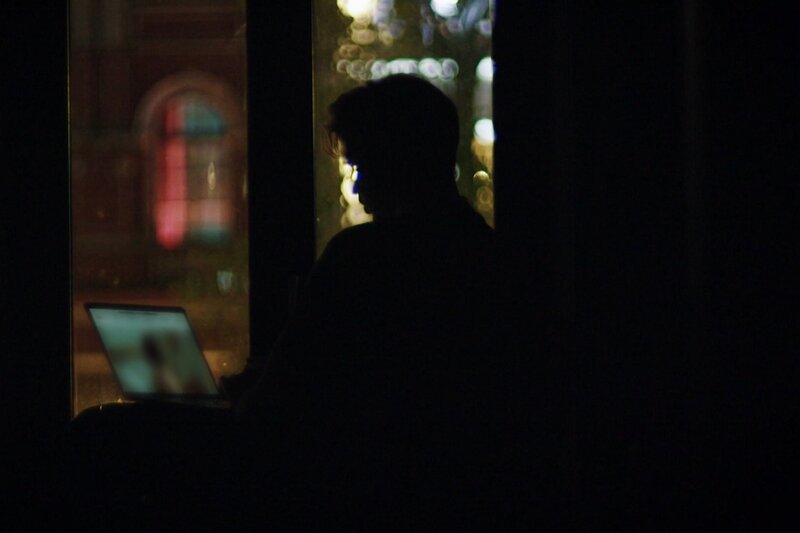 Täter generieren mithilfe von KI Abbildungen von sexualisierter Gewalt an Kindern und tauschen online Anleitungen aus, wie man dieses Material am besten herstellen kann. – Bild: Lisa-Marie Schnell /​ BR/​Spiegel TV