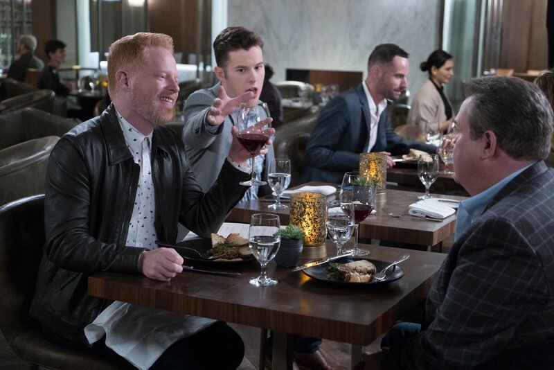 L-R: Mitchell Pritchett (Jesse Tyler Ferguson), Luke Dunphy (Nolan Gould), Cameron Tucker (Eric Stonestreet) – Bild: Comedy Central