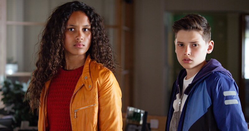 Nora (Naomi Hasselberg Thorsrud) und Simon (Oskar Lindquist) wollen herausfinden, wer für den Spuk verantwortlich ist. – Bild: NDR /​ KiKA-Bildredaktion /​ NordicStories