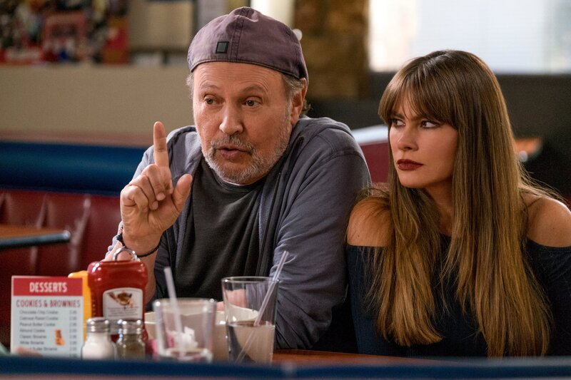 L-R: Billy Crystal (Billy Crystal), Gloria Delgado-Pritchett (Sofía Vergara) – Bild: Comedy Central