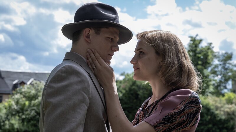 Helene (Mala Emde) beschließt, sich auf Wilhelm (Max von der Groeben) einzulassen. – Bild: ZDF und Wildbunch/​Lucky Bird Pictures