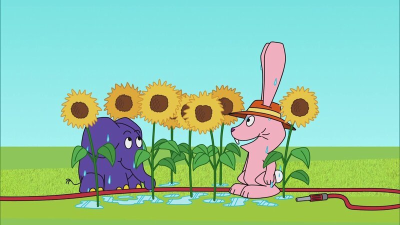 Hase und Elefant gießen die Blumen. – Bild: WDR/​Die Sendung mit dem Elefanten
