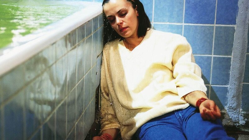 Die völlig verzweifelte Elke (Monika Guthmann) hat sich die Pulsadern aufgeschnitten. Kann sie gerettet werden? – Bild: RTL