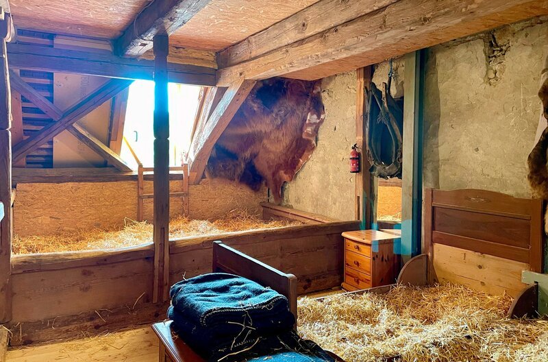 Ursprünglich und preisgünstig können Reisende sich hier schlicht in Stroh betten. – Bild: SWR/​Ines Plume