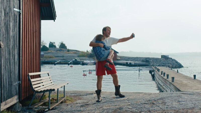 Melker (Henrik Norlén) und Tjorven (Vega Åhman) sind froh, dass Elin, Julia, Ivan und Elliot sicher nach Saltkråkan zurückgekehrt sind. – Bild: ZDF und Robert Eldrim-SF studios