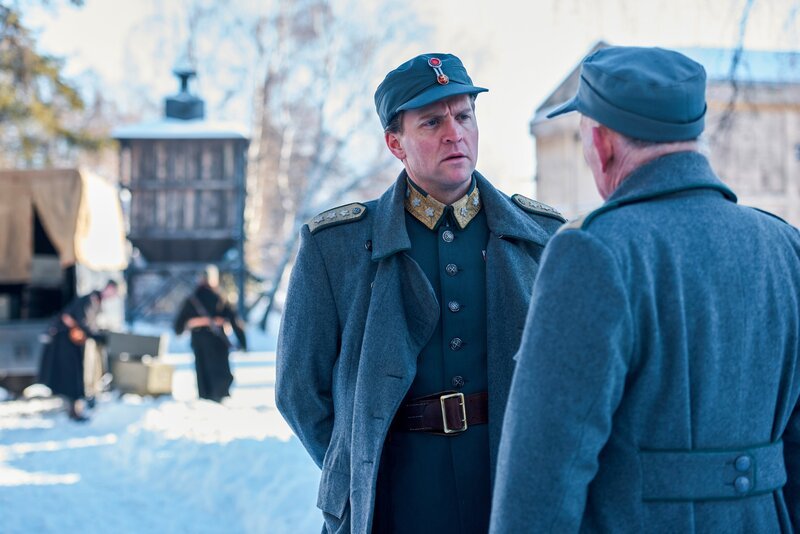 (v.li.): Tobias Santelmann (Prinz Olav von Norwegen), Erik Hivju (General Ruge). – Bild: ORF/​Beta Film/​Julie Vrabelová