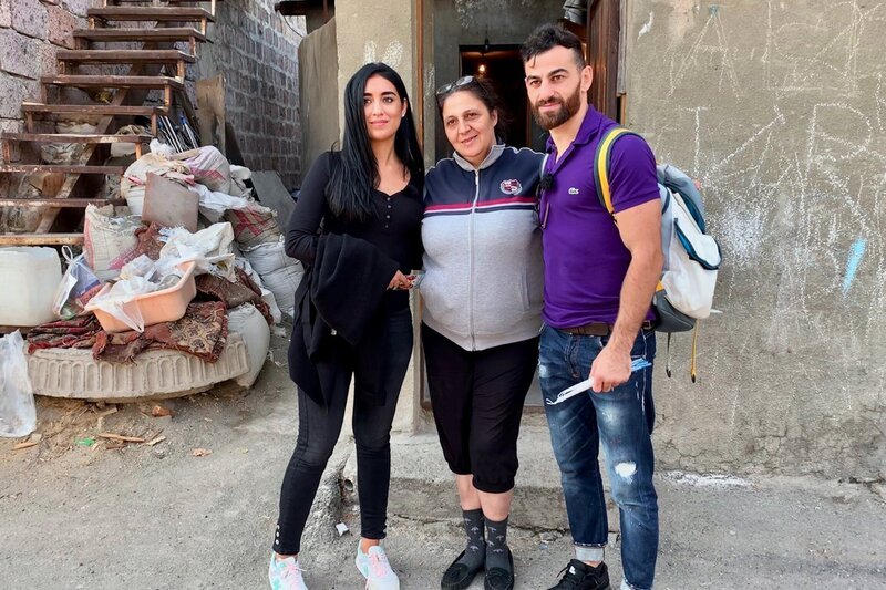Meine fremde Heimat Armenien Giada und Ando mit einer Einwohnerin (M.) von der Stadt Kond 2020 – Bild: SRF