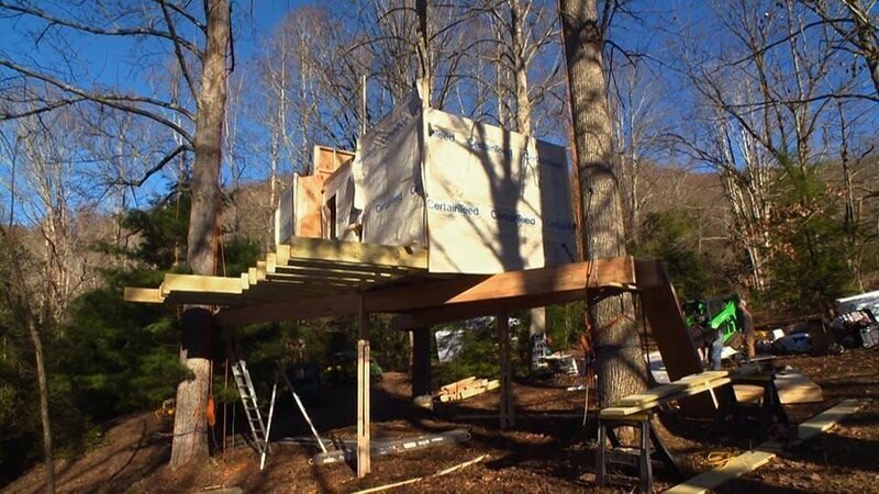 During the treehouse build. – Bild: Animal Planet /​ Discovery Communications