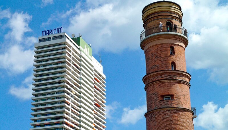 Der alte Travemünder Leuchtturm ist heute ein Museum. Inzwischen hat ein Leuchtfeuer auf dem Dach des Maritim-Hochhauses seinen Dienst übernommen. – Bild: SPWI