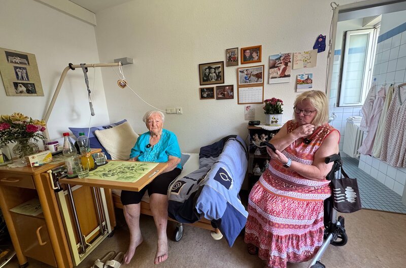 Die 93jährige Christa Bähne (l.) im Haus Philippus in Heidelberg hat Besuch von Tochter Marianne. – Bild: SWR/​Stephanie Krüger
