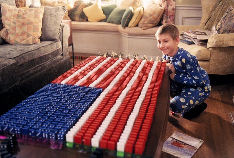 Dewey ist krank. Er vertreibt sich seine Zeit mit dem Aufstellen von Dominosteinen. – Bild: ViacomCBS