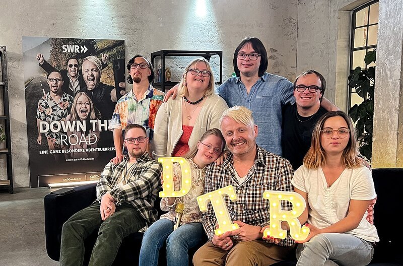 Ross Antony und seine Magic 6 aus Staffel 1 treffen sich ein Jahr nach dem großen Abenteuer. Alle hat die Reise verändert und gemeinsam schauen sie auf die Highlights von 2022. – Bild: SWR/​SEO Entertainment