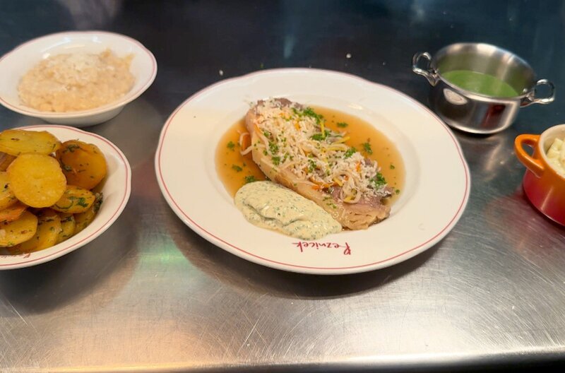 Zwar steht beim Tafelspitz zartes Rindfleisch im Mittelpunkt, doch erst die Beilagen machen das Gericht perfekt. – Bild: ARTE F /​ Elephant Doc