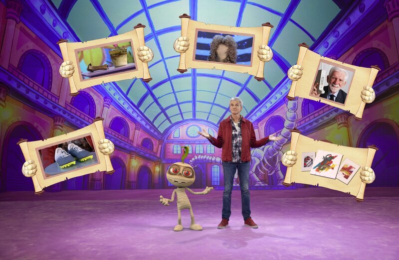 Thomas Brezina und Ramfetz mit den Gegenständen, deren Echtheit diesmal auf dem Prüfstand steht: Fußballschuhe, Pech-Baumharz, König Ludwigs Perücken, Erstes Handytelefonat, Bilder von einem Esel. – Bild: ORF 1