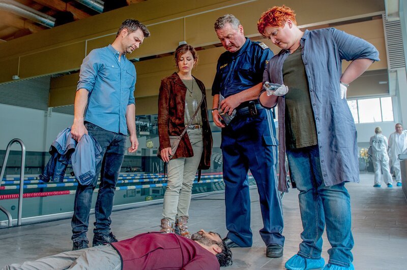 v.li.: Lukas Roither (Jakob Seeböck), Nina Pokorny (Julia Cencig), Norbert Scheicher (Philipp Stix), Kroisleitner (Ferry Öllinger), Dr. Stefanie Löcker (Veronika Polly). – Bild: ORF/​Gebhardt productions/​Stefanie Leo