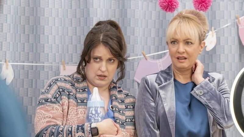 L-R: Alex (Allison Tolman) and Joyce (Wendi McLendon-Covey) – Bild: Warner Bros. Discovery