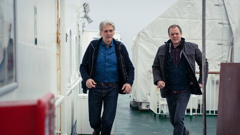 Der Kommissar und das Meer  Auf dunkler See Ermitteln auf der Fähre: Walter Sittler als Robert Anders, Andy Gätjen als  Thomas Wittberg – Bild: SRF/​ZDF/​Georges Pauly