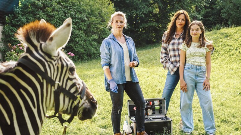 Überraschender Besucher in Frühling, v.li.: Sarah Vinocur als Tierärztin, Simone Thomalla als Katja Baumann, Lilli Schweiger als Lotti Zerbe. – Bild: SRF/​ZDF/​Hendrik Heiden