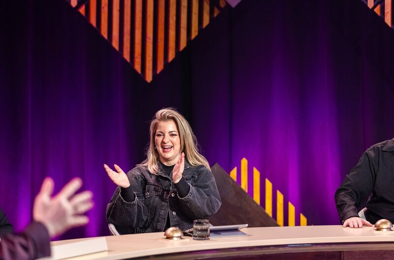 Heute zu Gast bei Oliver Kalkofe: Laura Larsson. – Bild: WDR/​Marcel Langer