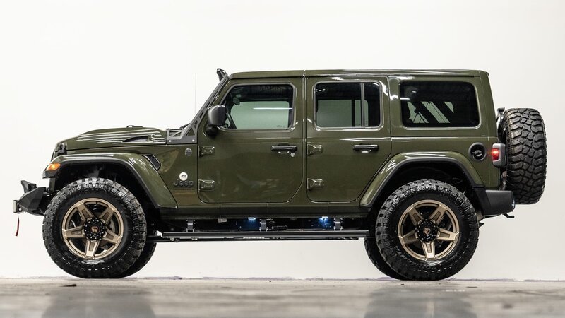 Green Wrangler at Boatshow beauties. – Bild: Warner Bros. Discovery