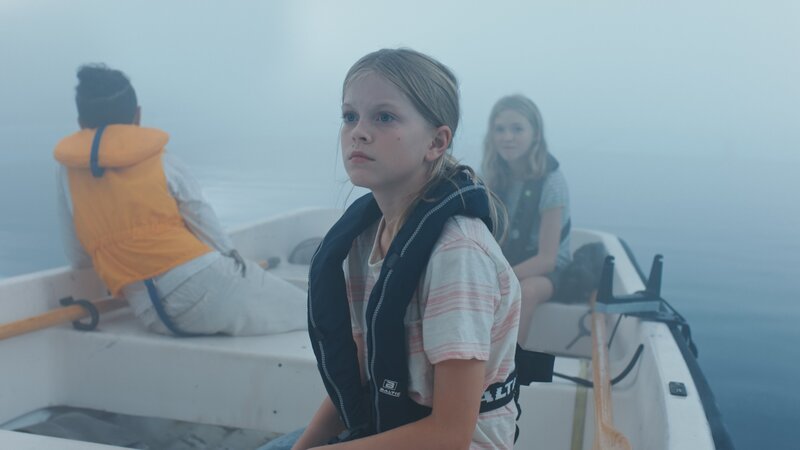 Elliot (Sami Fagerström Erfan, l.), Elin (Ingrid Andersson Curman, M.) und Julia (Lisa Varger, r.) sind auf dem Meer im dichten Nebel orientierungslos. – Bild: ZDF und Robert Eldrim/​SF studios