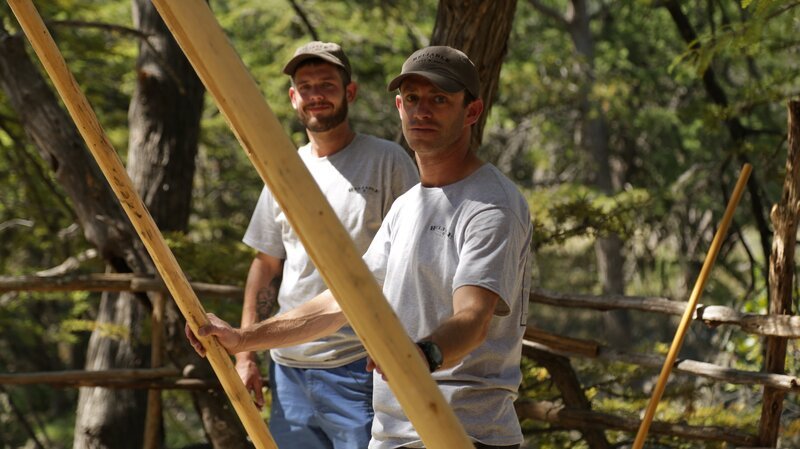 Pete Nelson’s crew working on the treehouse. – Bild: Animal Planet /​ Discovery Communications
