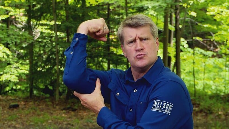 Pete Nelson showing off his muscles during the treehouse build. – Bild: Discovery Communications