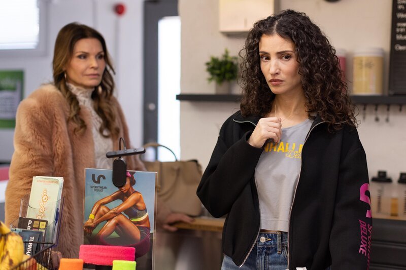 Britta (Tabea Heynig, l.) muss gestehen, dass sie nicht Mutter genug war, um für ihre Tochter clean zu werden. Rechts Naomi (Nadine Menz). – Bild: RTL /​ Dennis-Alexander Hundt /​ Gute Eltern, schlechte Eltern