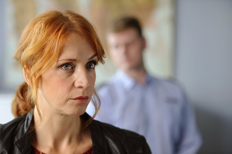 Der taffen Kriminalkommissarin Elena Lange (Annika Ernst) geht ihr „Berater“ Einstein mit seiner neunmalklugen und unkonventionellen Art zwar gehörig auf den Keks, doch sie weiß, wie sie seine Stärken für sich nutzen kann – beruflich, wie privat. – Bild: SAT.1 /​ Bernd Spauke Eigenproduktionsbild frei