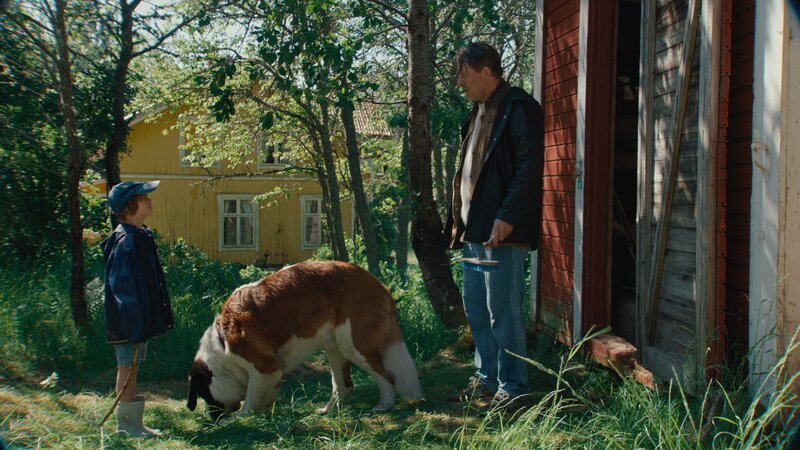 Melker Melkersson (Henrik Norlén, r.) macht Bekanntschaft mit Tjorven (Vega Åhman, l.) und ihrem Hund Bootsmann. – Bild: ZDF und Robert Eldrim-SF studios