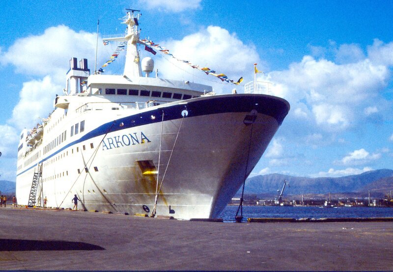 Die Arkona im Hafen von Santiago de Cuba. – Bild: MDR/Hoferichter & Jacobs Die Arkona im Hafen von Santiago de Cuba. – Bild: MDR/Hoferichter & Jacobs