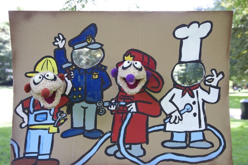 Jan überlegt vor dem Einschlafen, wovon er träumen soll. Henry gibt den Tipp, er solle davon träumen, was er später einmal werden möchte. Aber was kann das sein? Jeder träumt von etwas anderem: Seeräuber, Fußballstar, Zugführer, etc. – Bild: rbb/​bigSmile Ent./​NDR/​MDR