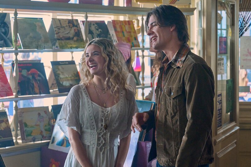 Teenager Evelyn Goodwin (Devin Cecchetto) und Teenager Colton Landry (Jordan Doww). – Bild: RTL /​ Hallmark Media /​ An das Licht