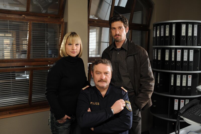 „Soko Kitzbühel“, „Todeskälte.“ Bei einer Skitour wird die Neurochirurgin Dr. Sandra Fuchs von einem Unbekannten attackiert und stürzt in einen eisigen Bach. Sie kann geborgen werden, allerdings wird sie bewusstlos und mit einer Körpertemperatur von nur noch 14 Grad ins Krankenhaus eingeliefert. Dort landet sie in den Händen ihrer eigenen Kollegen. Trotz geringer Chancen auf eine Genesung ohne bleibende Schäden beginnen sie, Dr. Fuchs ins Leben zurückzuholen. Und trotzdem sind es diese Ärzte, die von Karin und Klaus am meisten verdächtigt werden. Denn die SOKO geht von einem Mordanschlag aus, da sie herausgefunden hat, dass Frau Dr. Fuchs eine aussichtsreiche Anwärterin auf den neu zu vergebenden Primar-Posten des Krankenhauses gewesen ist. Und dass sie von den „Kollegen“ heftig angefeindet wurde, weil sie ihnen nachspioniert hat. Und offensichtlich einem Geheminis auf der Spur war.Im Bild (v.li.): Kristina Sprenger (Karin Kofler), Ferry Öllinger (Kroisleitner), Andreas Kiendl (Klaus Lechner). – Bild: ORF (FS1/​FS2)