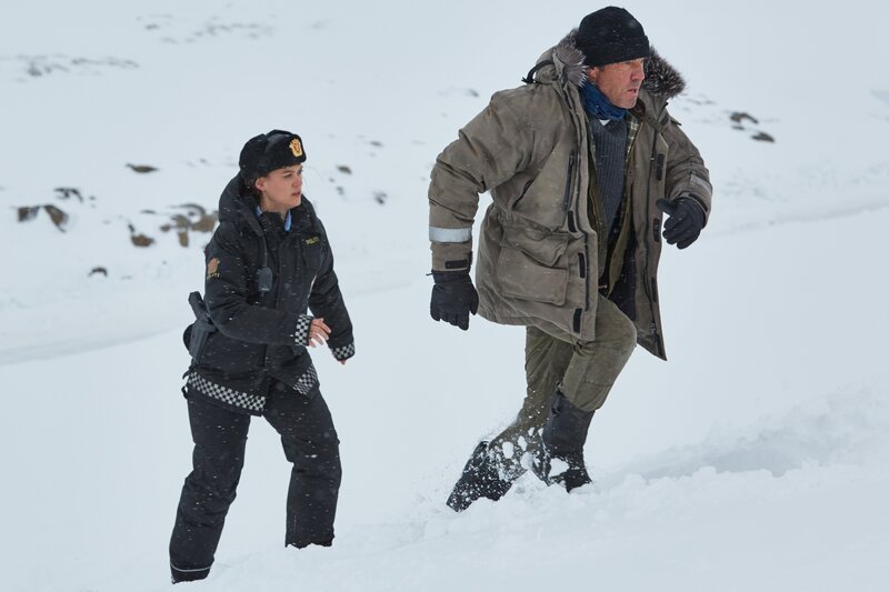Fortitude Series 02 Episode 01 CHARACTER NAME /​ Cast Name: MICHAEL LENNOX /​ Dennis Quaid, HILDUR ODEGARD /​ Sofie Gråbøl – Bild: Steffan Hill