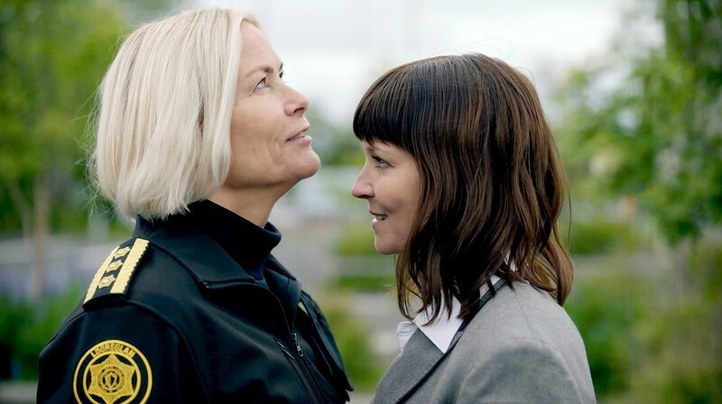 Eine verhängnisvolle Affäre: Wegen eines beruflichen Interessenskonflikts müssen Agnes (Jóhanna Vigdís Arnarsdóttir, l.) und Rakel (Anna Gunndís Guðmundsdóttir) ihre Beziehung geheim halten. – Bild: WDR/​Jóhann Máni Jóhannsson