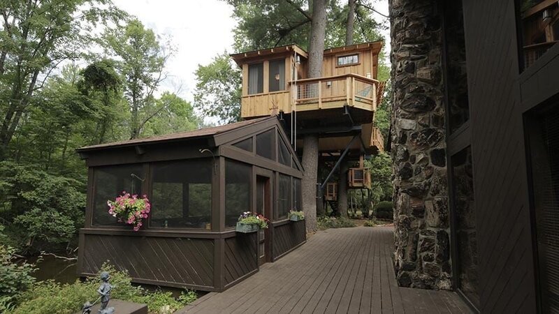 Pete Nelson and the crew building a treehouse for their clients. – Bild: Discovery Communications