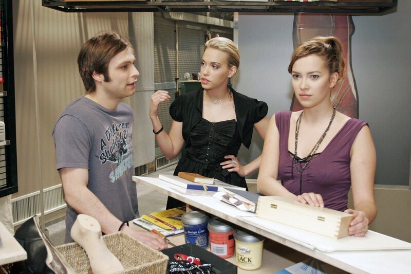 Hannah (Laura Osswald, r.) versucht es sich vor Kim (Lara-Isabelle Rentinck, M.) nicht anmerken zu lassen, dass sie ein Problem damit hat, wieder mit Bruno (Tim Sander, l.) zusammenarbeiten zu müssen. – Bild: SAT.1 /​ Noreen Flynn