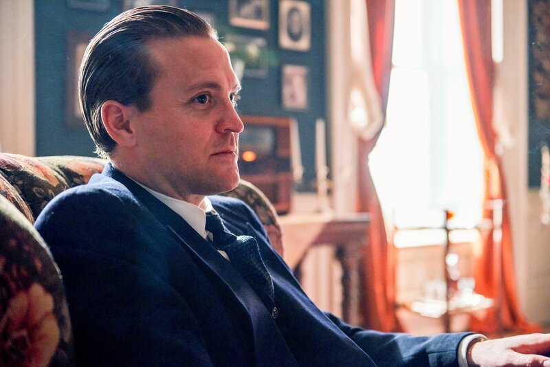 Bei seinem Weihnachtsbesuch ist Olav (Tobias Santelmann) erstmals zu Gast im Weißen Haus. – Bild: ORF/​Beta Film/​Julie Vrabelová