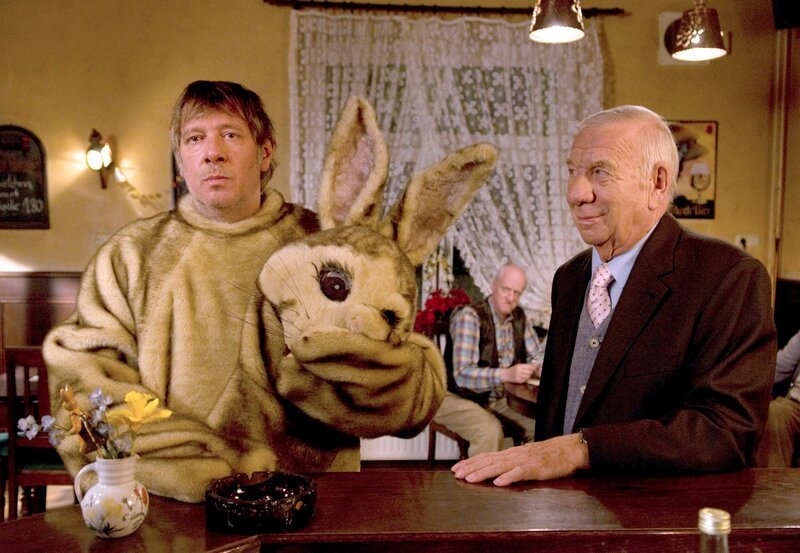 Brakelmann (Jan Fedder, li) verträgt sich wieder mit Bürgermeister Schönbiehl (Günter Kütemeyer). – Bild: NDR/​Nicolas Maack