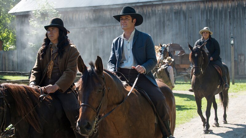 v.l.n.r.: Migizi Pimise (Glen Gould), Detective William Murdoch (Yannick Bisson), Mack (Katie Messina) – Bild: WDR/​Shaftesbury Murdoch VIII Inc