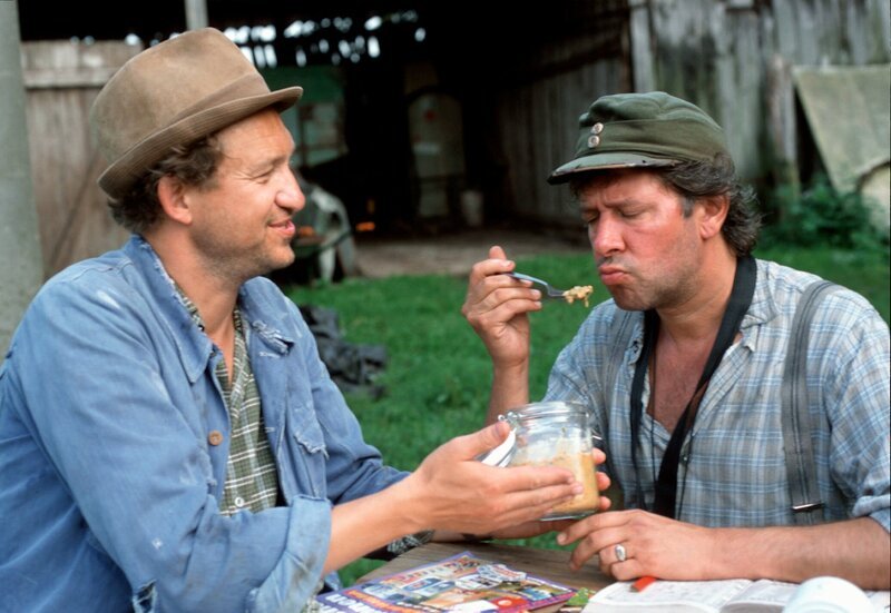 Bauer Tönnsen (Peter-Heinrich Brix) präsentiert Brakelmann (Jan Fedder) seine neueste Erfindung: „Wurzelini“. – Bild: NDR/​I. Walther