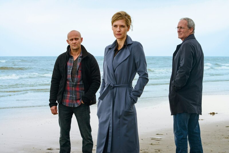 v.l.n.r.: Tom Larson (Jürgen Vogel), Bettina Halbach (Ina Weisse), Alexander Halbach (August Zirner) – Bild: ZDF und Stefan Erhard