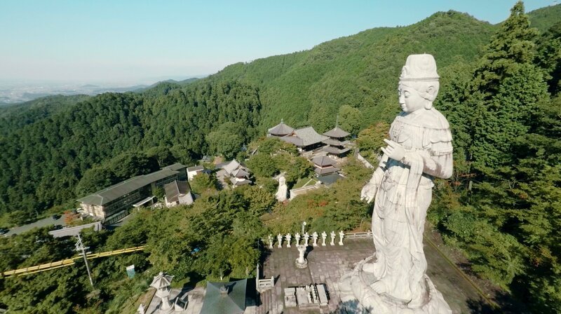 Die über 20 Meter hohe Statue des Tsubosaka Dera dominiert die Tempelanlage. – Bild: NDR/​Lukas Schuler