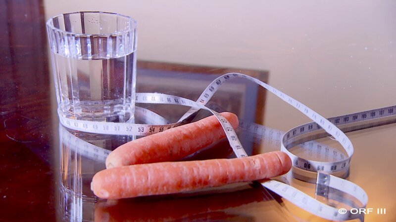 Kein Alkohol, kein Fleisch, keine Genussmittel? Durch das Fasten lassen sich gewisse Krankheiten lindern, davon sind auch manche Mediziner überzeugt. Es gibt Fasten-Trends wie Intervall-Fasten; treffpunkt medizin hat sich in Medizin & Forschung zum Thema umgehört und untersucht verschiedene Aspekte des Fastens. – Bild: ZDF und ORF