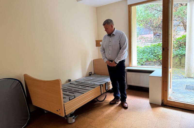 Rene Birx, Gebietsleiter der Johanniter in Nordrhein-Wesfalen und Rheinland-Pfalz, in einem Pflegeheim-Zimmer ohne Bewohner. – Bild: SWR/​Stephanie Krüger