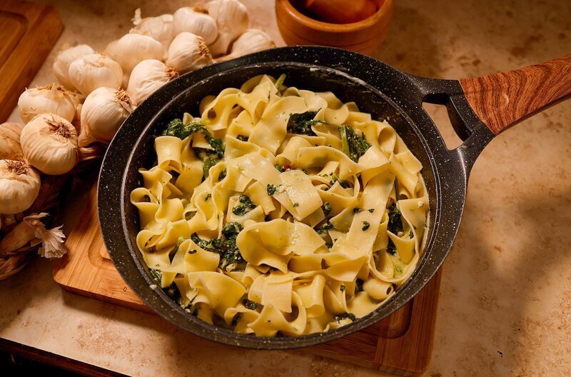 Marta Fazlićs Pasta mit Mangold – ein Gericht aus ihrem Kochbuch mit Großmutters Rezepten. – Bild: Dieter Stürmer